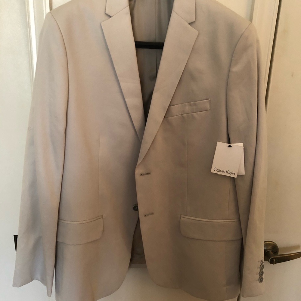 NEW Calvin Klein Men’s Suit. 44S
